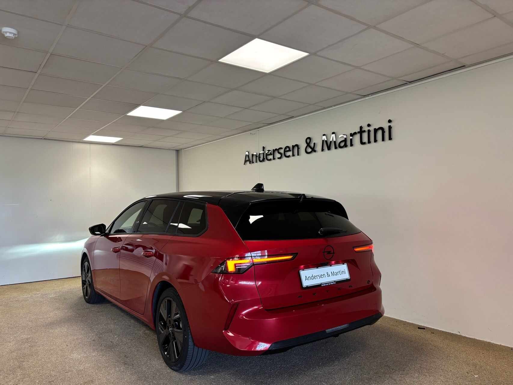 Rød Opel Astra-e fra 2024