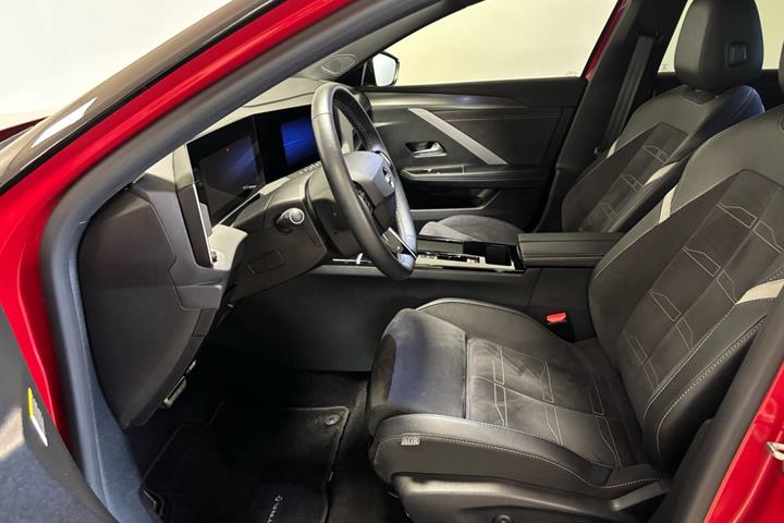 Rød Opel Astra-e fra 2024
