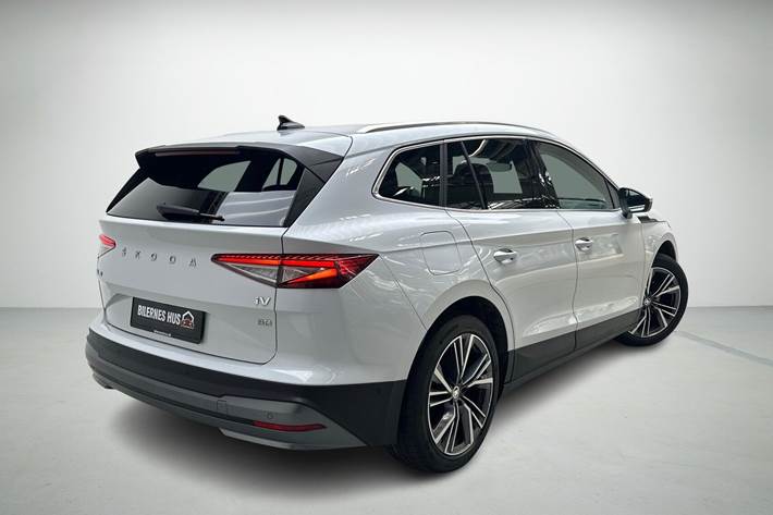 Hvid Skoda Enyaq fra 2023