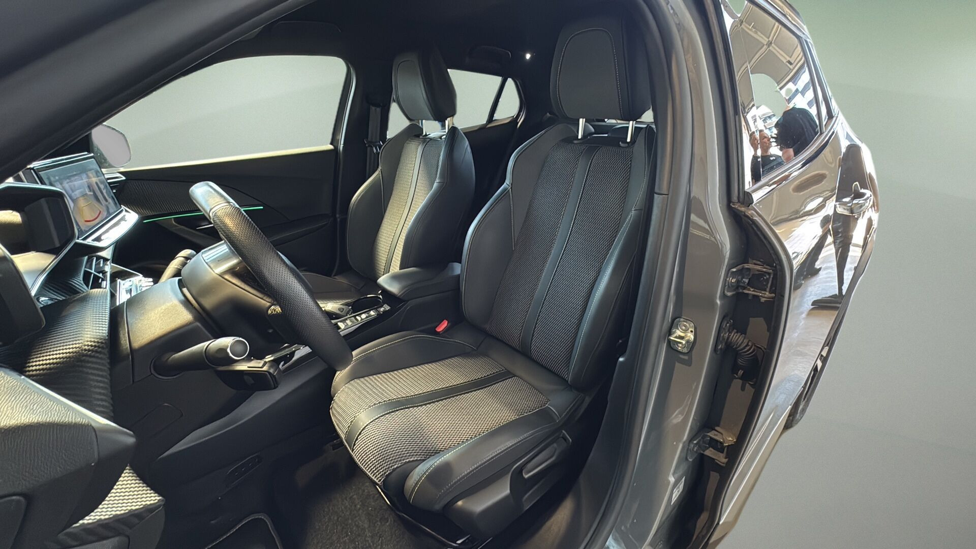 Grå Peugeot e-2008 fra 2024
