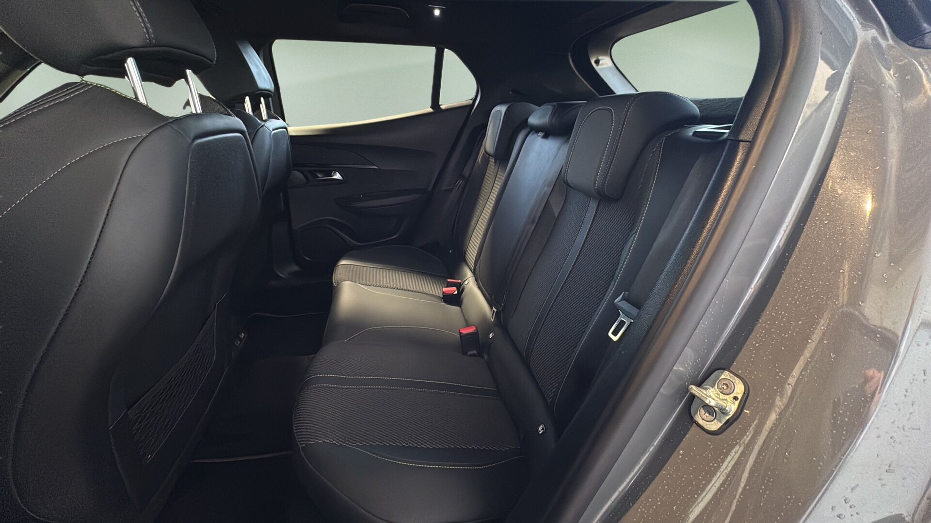 Grå Peugeot e-2008 fra 2024