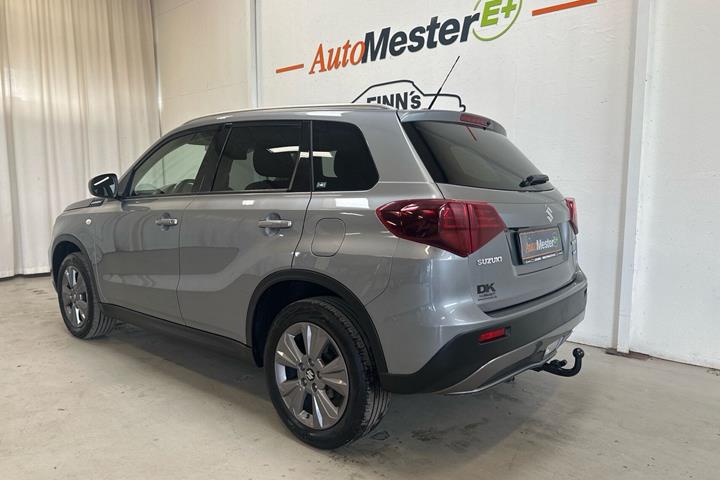 Grå Suzuki Vitara fra 2023