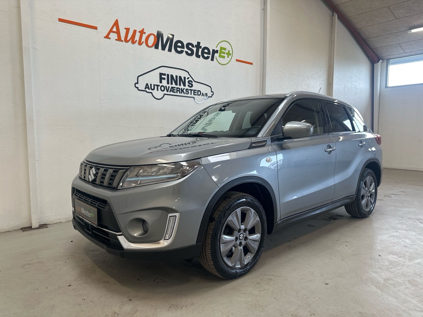Grå Suzuki Vitara fra 2023