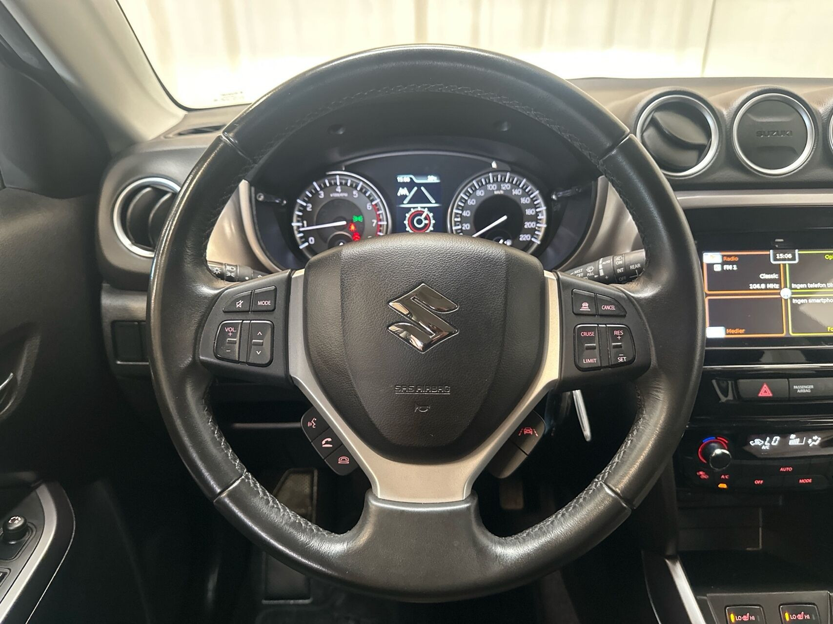 Grå Suzuki Vitara fra 2023