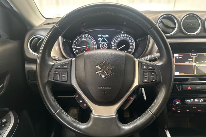 Grå Suzuki Vitara fra 2023