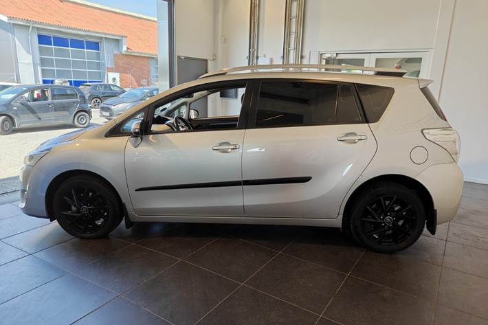 Sølv Toyota Verso fra 2013