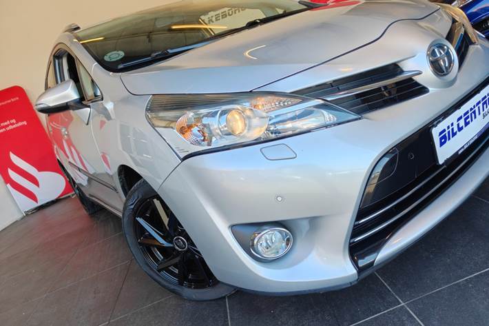 Sølv Toyota Verso fra 2013