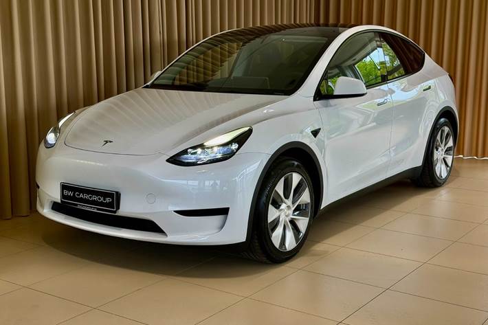 Hvid Tesla Model Y fra 2023 set udefra