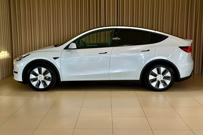 Hvid Tesla Model Y fra 2023