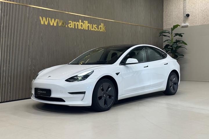 Hvid Tesla Model 3 fra 2021 set udefra