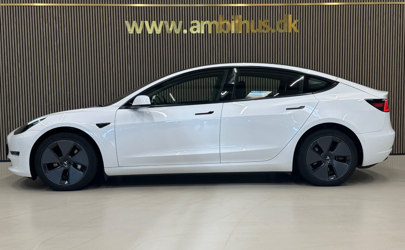 Hvid Tesla Model 3 fra 2021