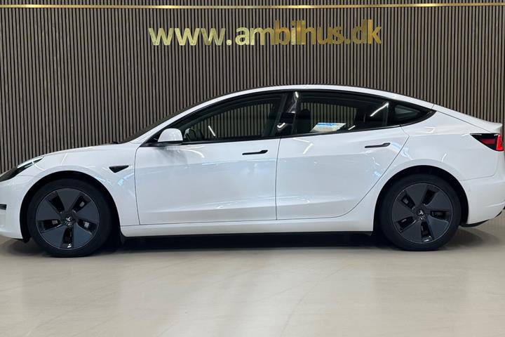 Hvid Tesla Model 3 fra 2021