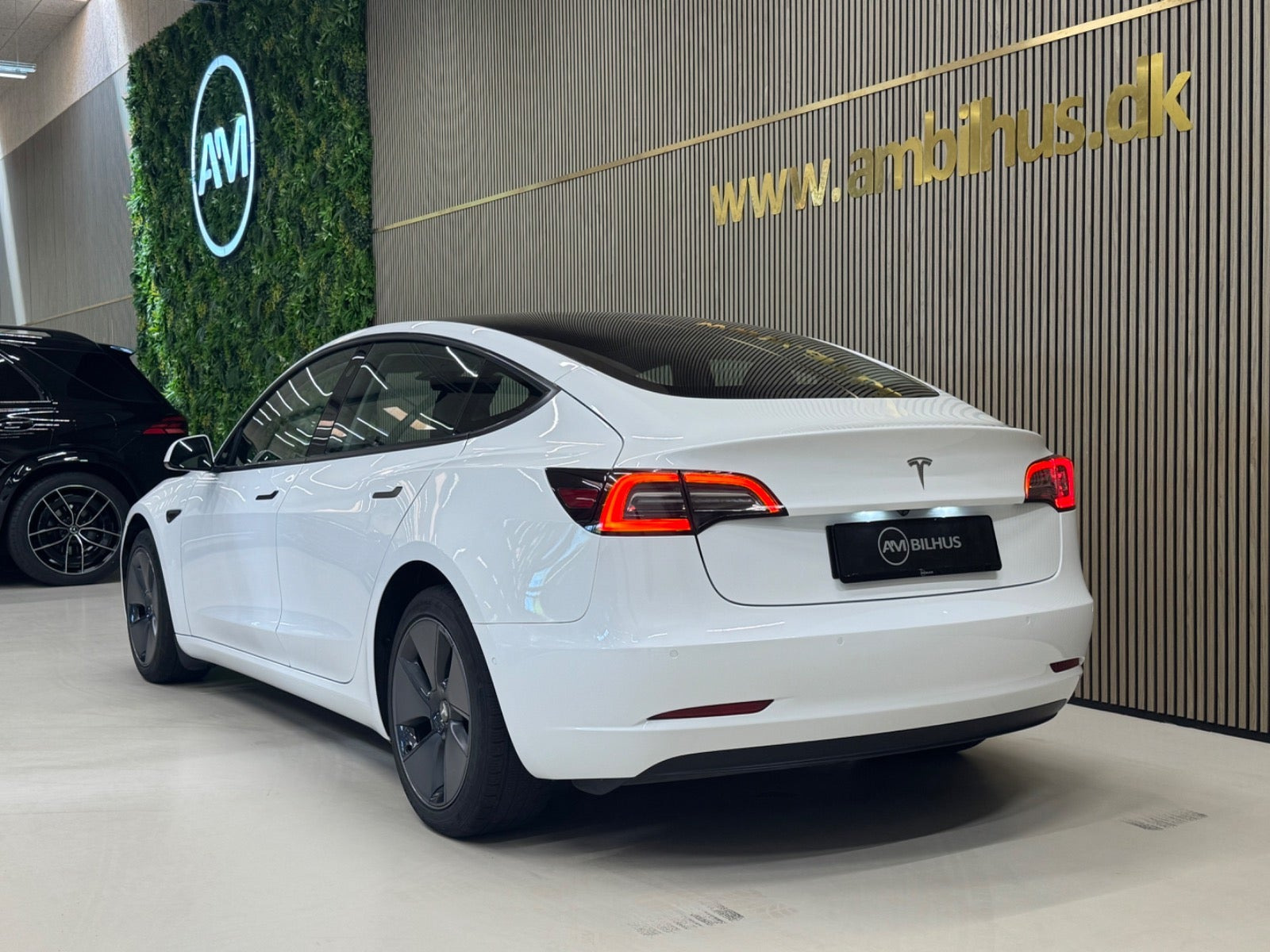 Hvid Tesla Model 3 fra 2021