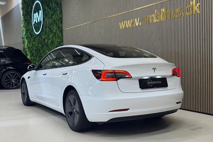Hvid Tesla Model 3 fra 2021
