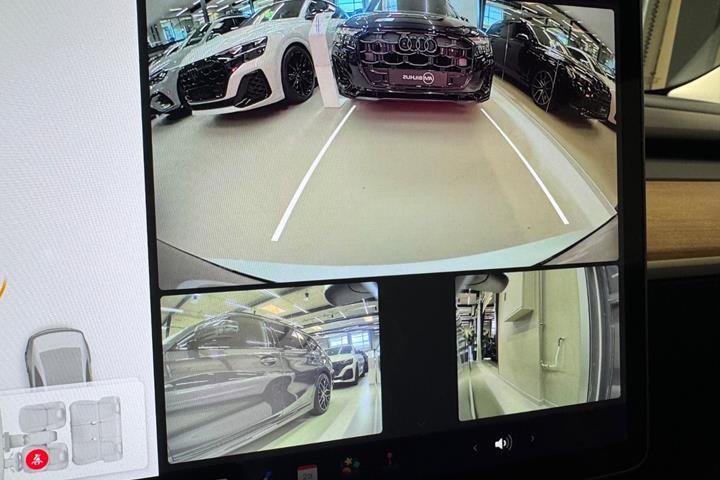 Hvid Tesla Model 3 fra 2021