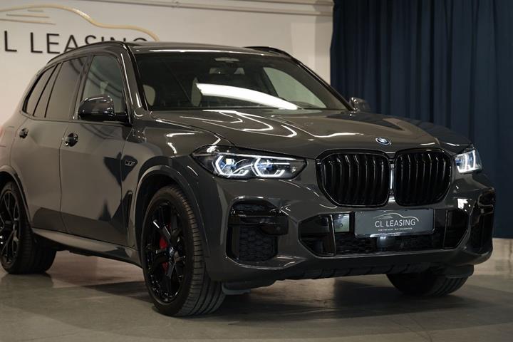 Grå BMW X5 fra 2022 set udefra
