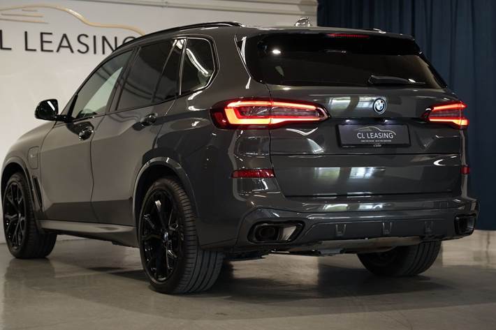 Grå BMW X5 fra 2022