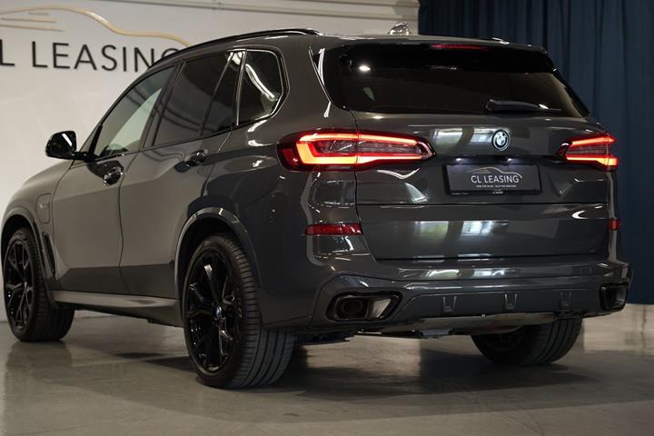 Grå BMW X5 fra 2022
