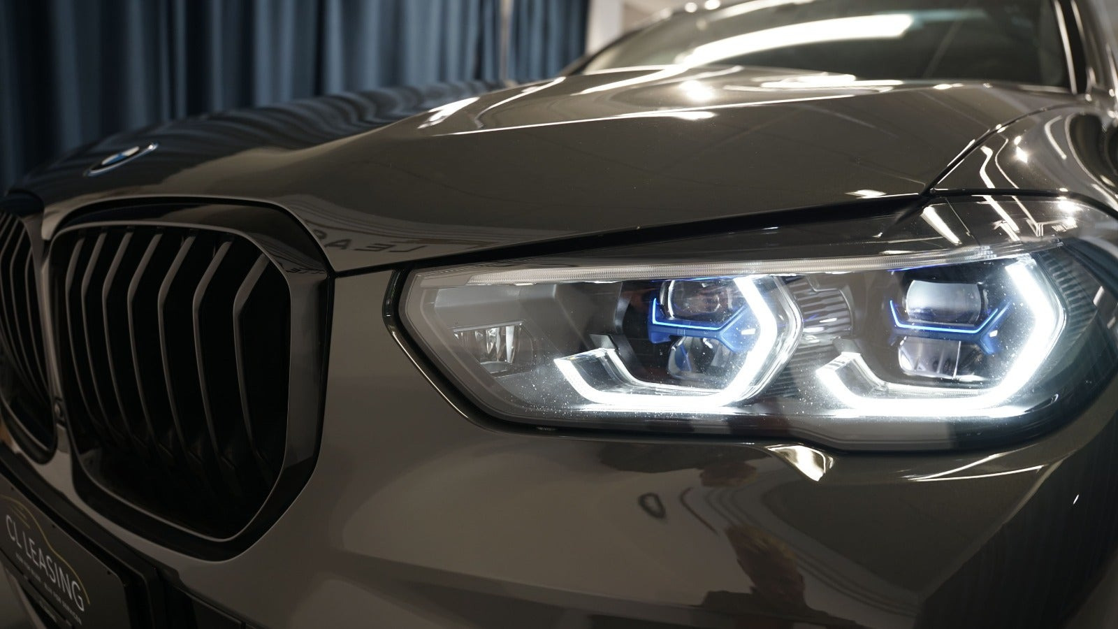 Grå BMW X5 fra 2022
