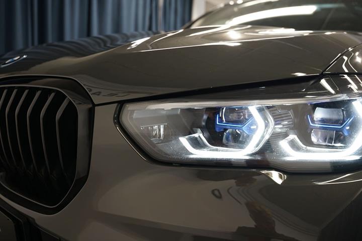 Grå BMW X5 fra 2022