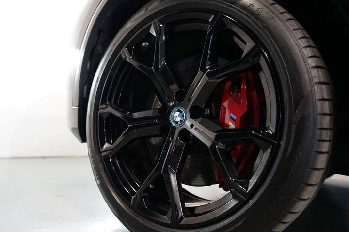 Grå BMW X5 fra 2022