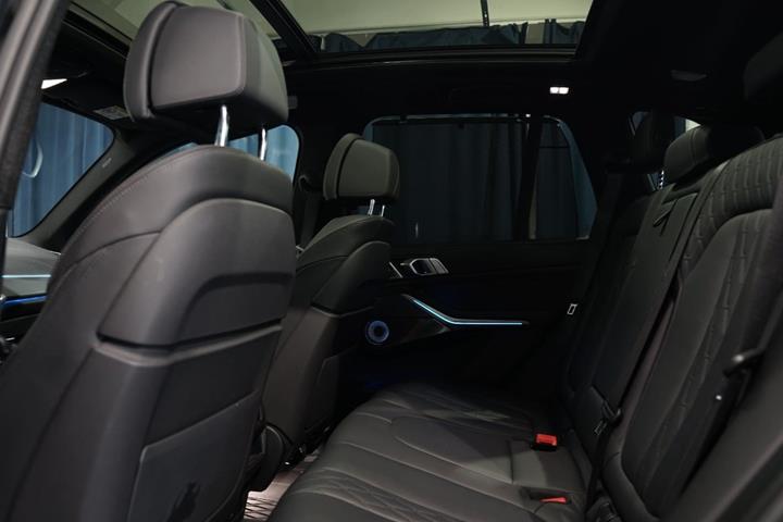 Grå BMW X5 fra 2022