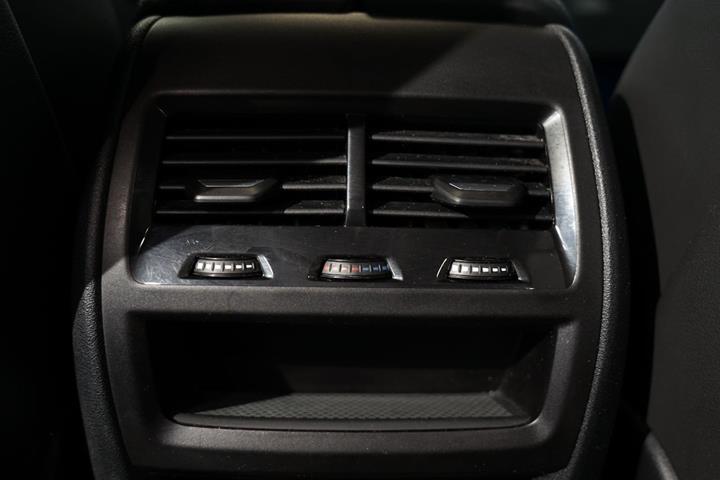 Grå BMW X5 fra 2022
