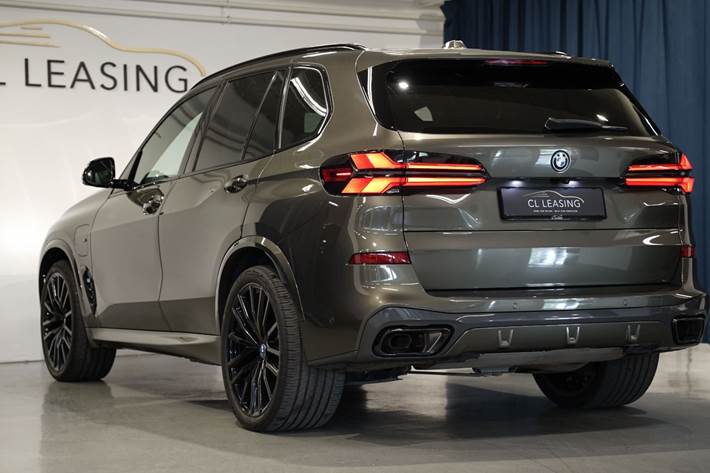 Grøn BMW X5 fra 2023