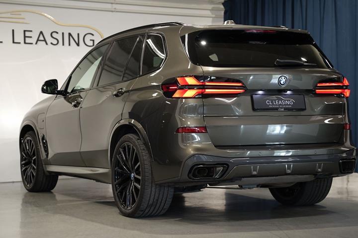 Grøn BMW X5 fra 2023