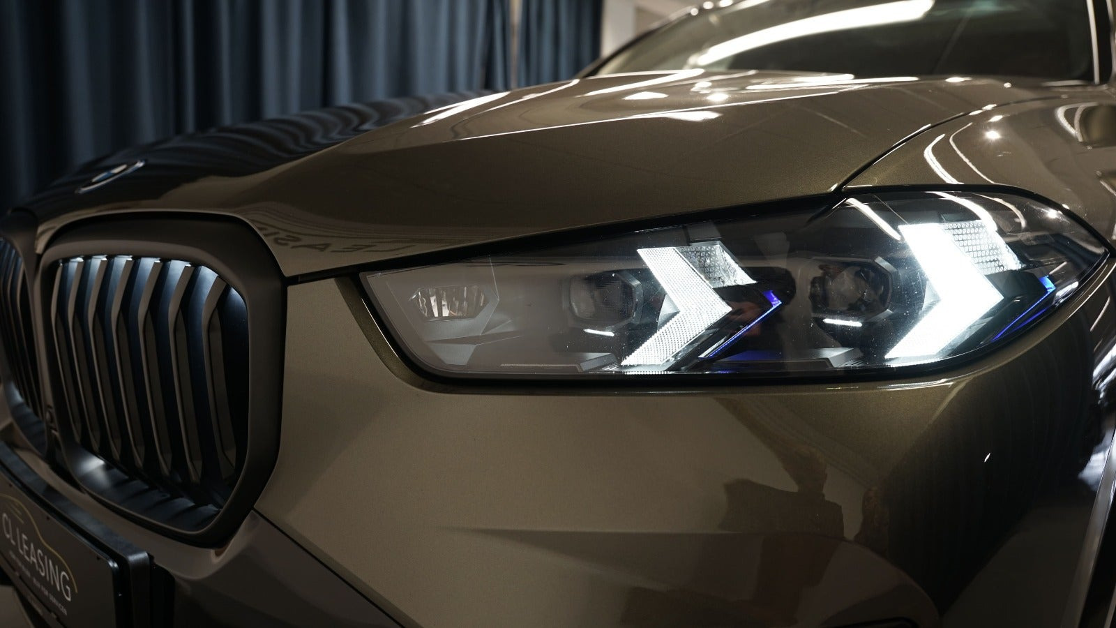 Grøn BMW X5 fra 2023