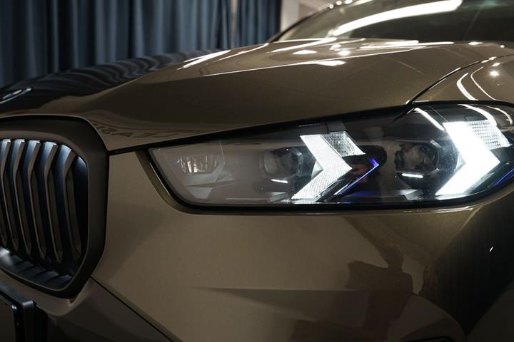 Grøn BMW X5 fra 2023