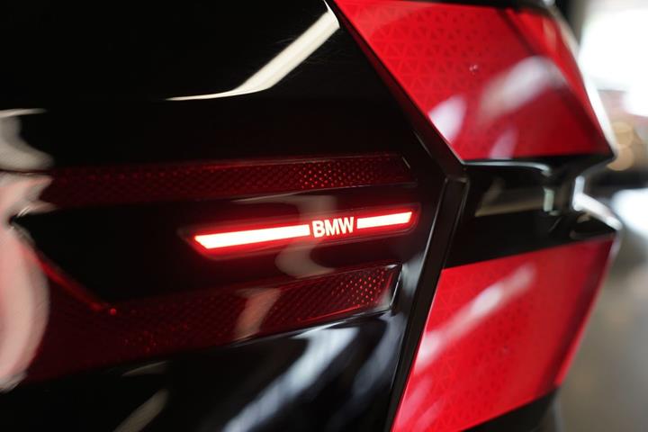Grøn BMW X5 fra 2023