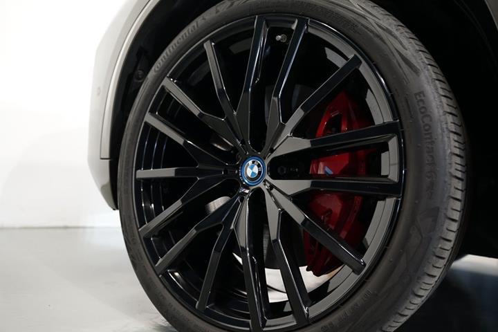 Grøn BMW X5 fra 2023