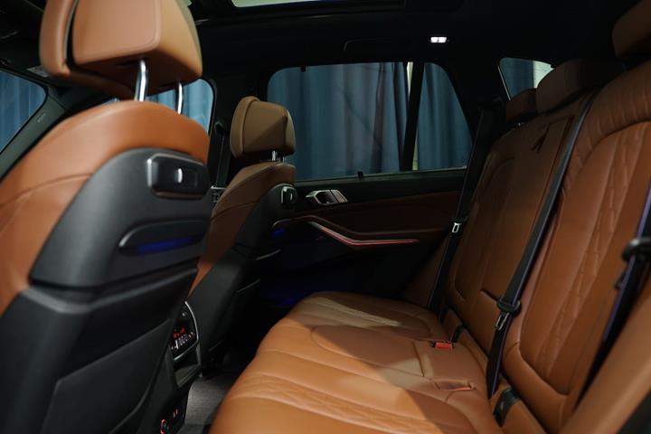 Grøn BMW X5 fra 2023