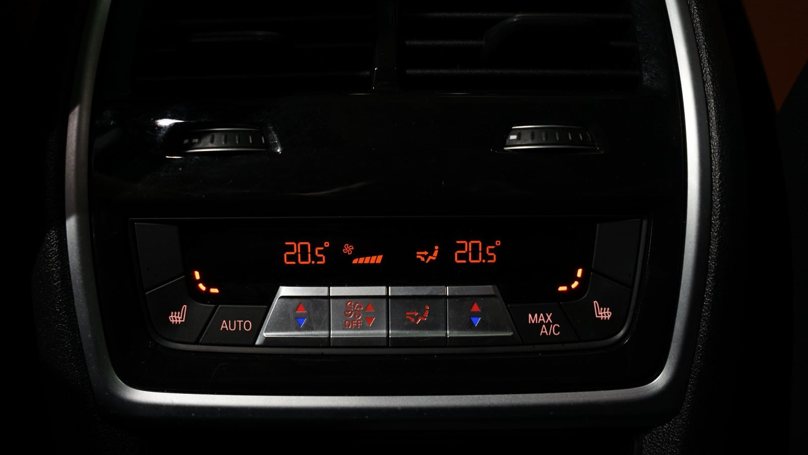 Grøn BMW X5 fra 2023