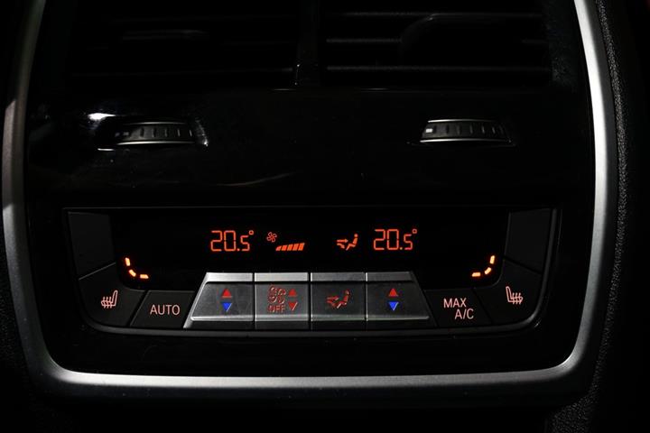 Grøn BMW X5 fra 2023