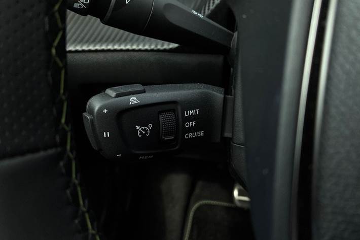 Grå Peugeot e-2008 fra 2025