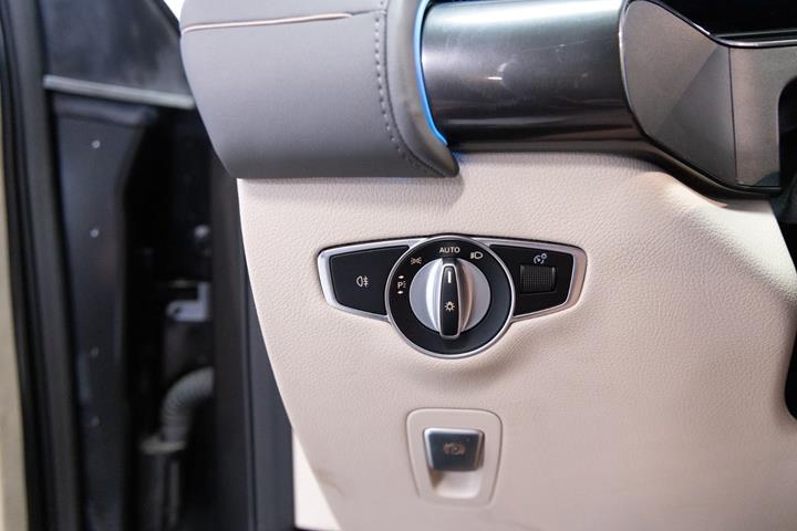 Grå Mercedes EQC400 fra 2020