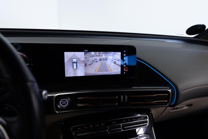 Grå Mercedes EQC400 fra 2020