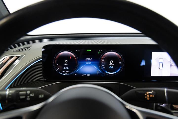Grå Mercedes EQC400 fra 2020