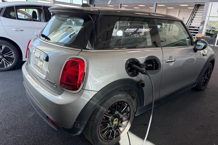 Sølv Mini Cooper SE fra 2023