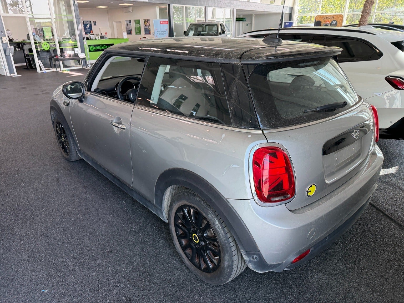 Sølv Mini Cooper SE fra 2023