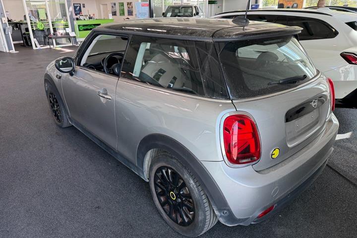 Sølv Mini Cooper SE fra 2023