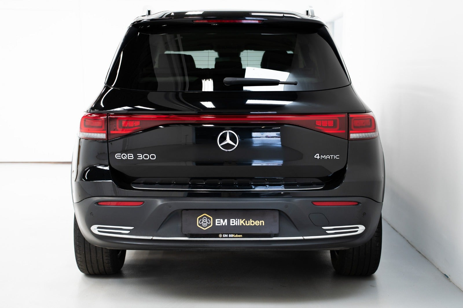 Hvid Mercedes EQB300 fra 2022