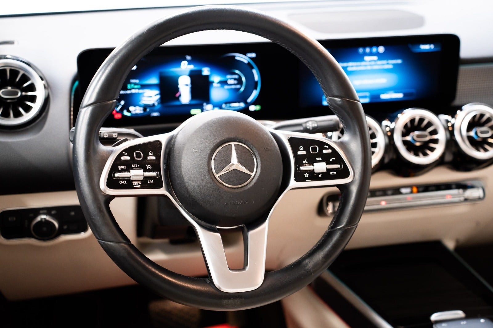 Hvid Mercedes EQB300 fra 2022