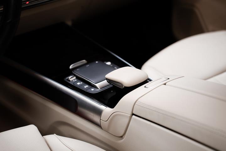 Hvid Mercedes EQB300 fra 2022