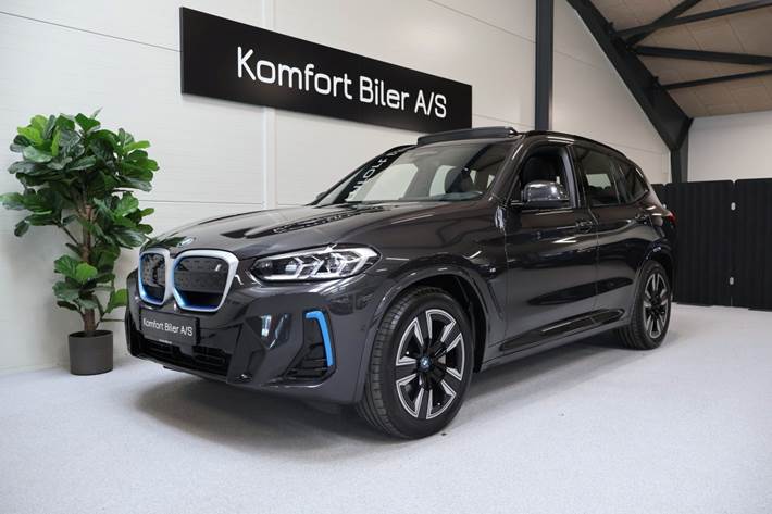 Grå BMW iX3 fra 2023