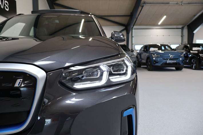 Grå BMW iX3 fra 2023