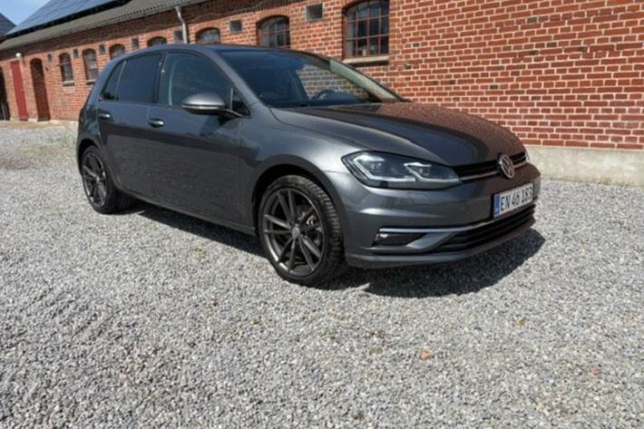Grå VW Golf VII fra 2019 set udefra