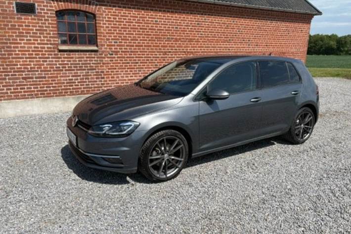 Grå VW Golf VII fra 2019
